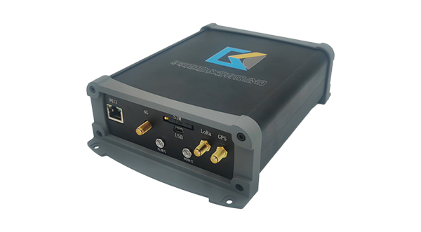 擁有強大、靈活的通訊功能和豐富的接口，可以通過 2G、3G、4G、5G、Ethernet、NB-IoT、LoRa、光纖、北斗三號衛星等通信網絡，實現數據的采集、存儲、顯示、控制、報警及傳輸等綜合功能。同時配備豐富的外部接口，提供翻斗式雨量計接口、RS232、RS485、以太網、模擬量輸入、開關量輸入、開關量輸出和繼電器接口，可滿足各種不同水文/水資源及其它應用需求。同時可選配配備4.3寸觸摸屏，方便現場調試和參數配置。